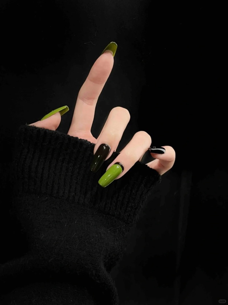 mẫu nail màu đen sang chảnh