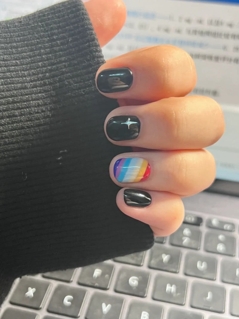 mẫu nail màu đen sang chảnh