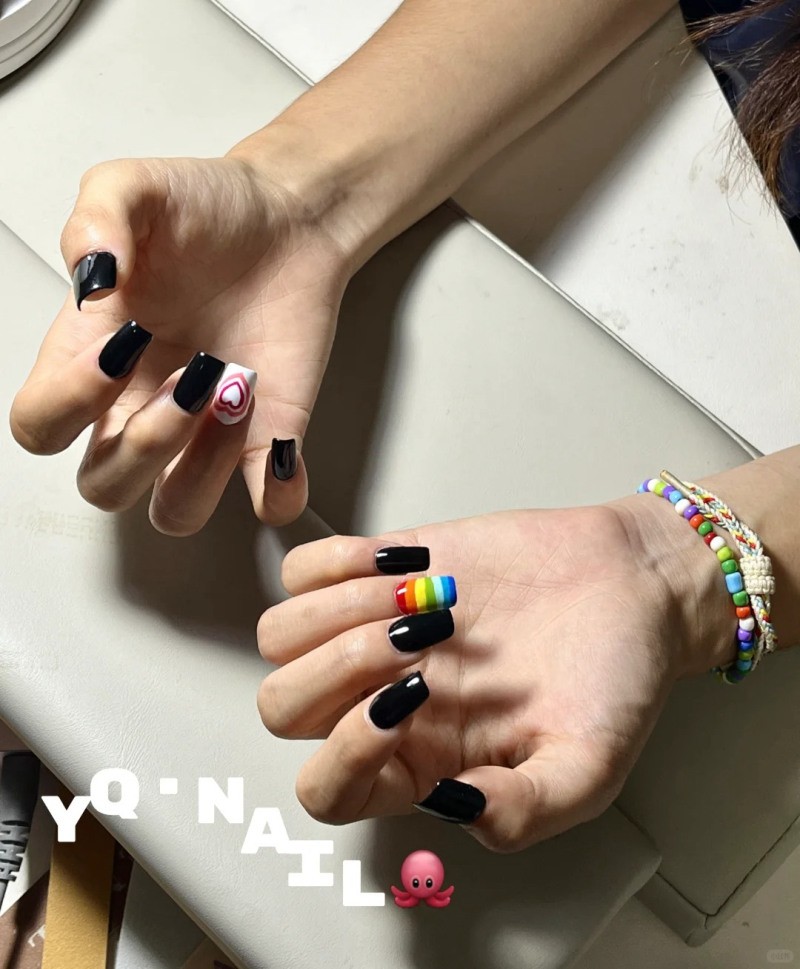 mẫu nail màu đen sang chảnh