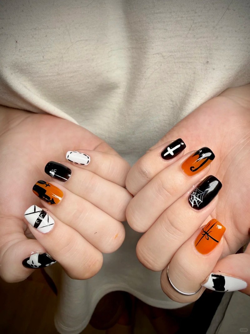 mẫu nail màu đen sang chảnh