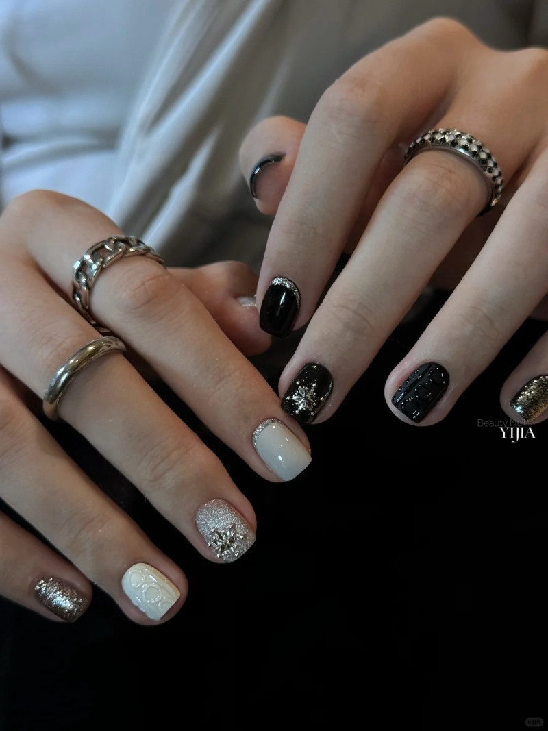 mẫu nail màu đen sang chảnh