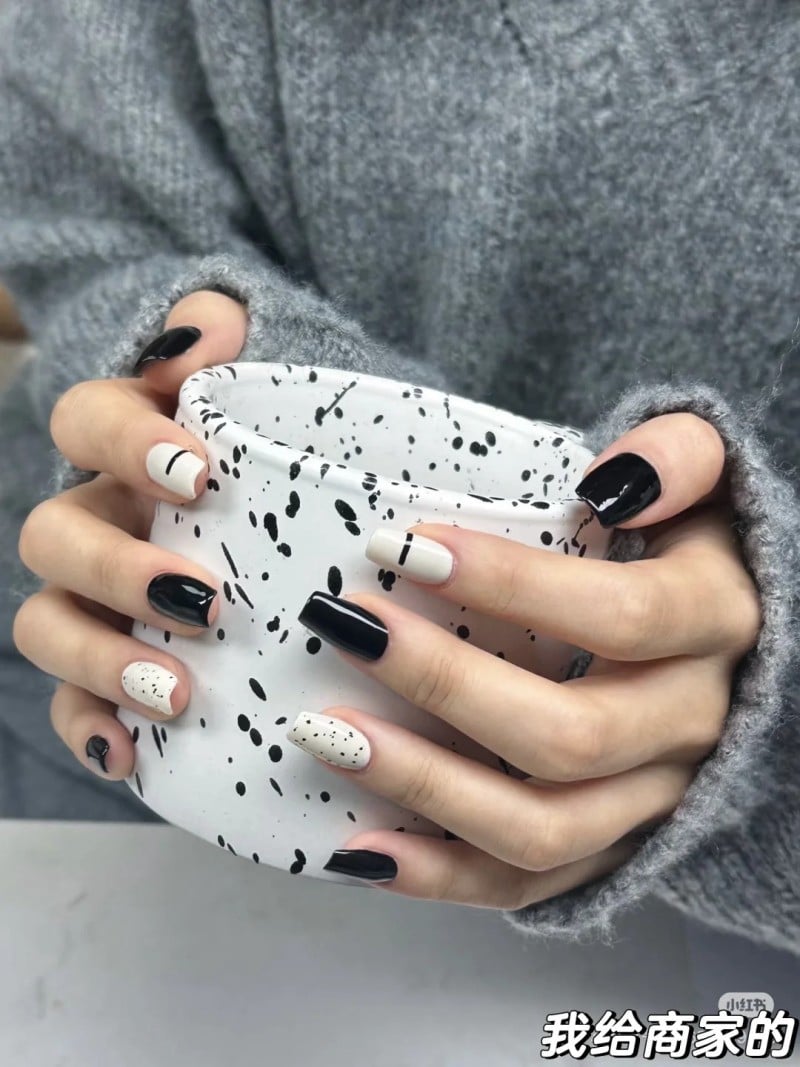 mẫu nail màu đen sang chảnh