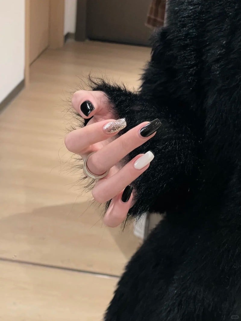 mẫu nail màu đen sang chảnh