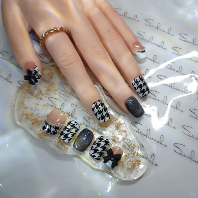 mẫu nail màu đen sang chảnh