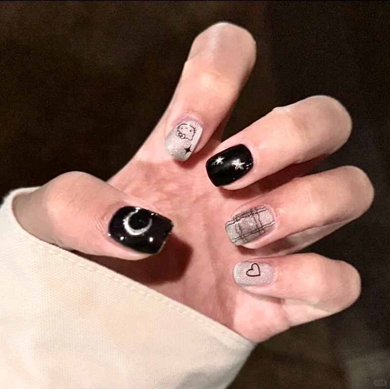 mẫu nail màu đen sang chảnh