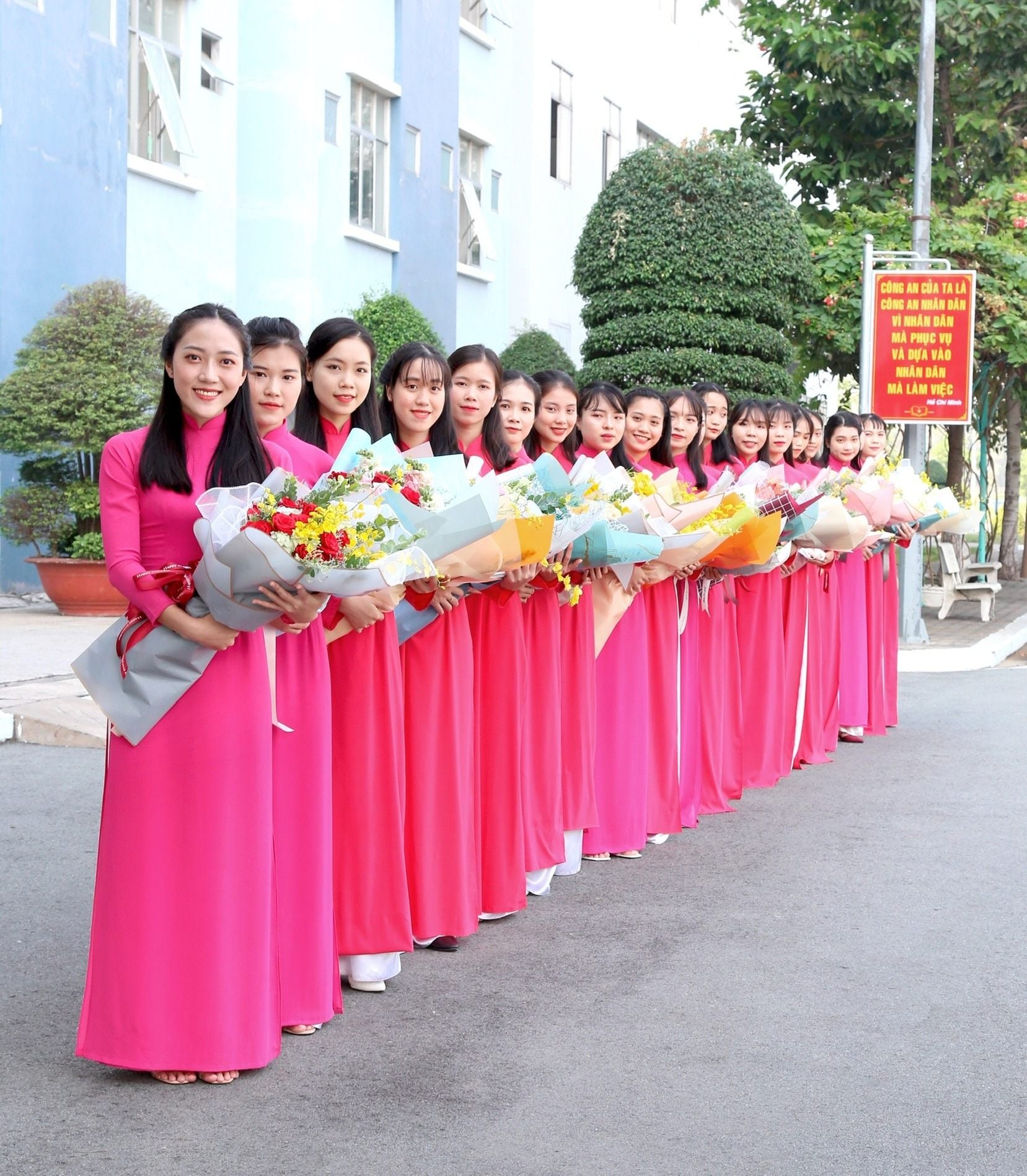 Áo dài hồng cánh sen