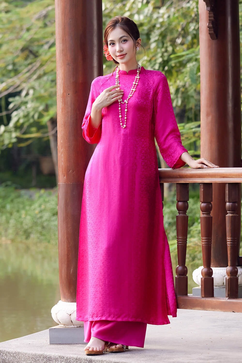 Áo dài hồng cánh sen