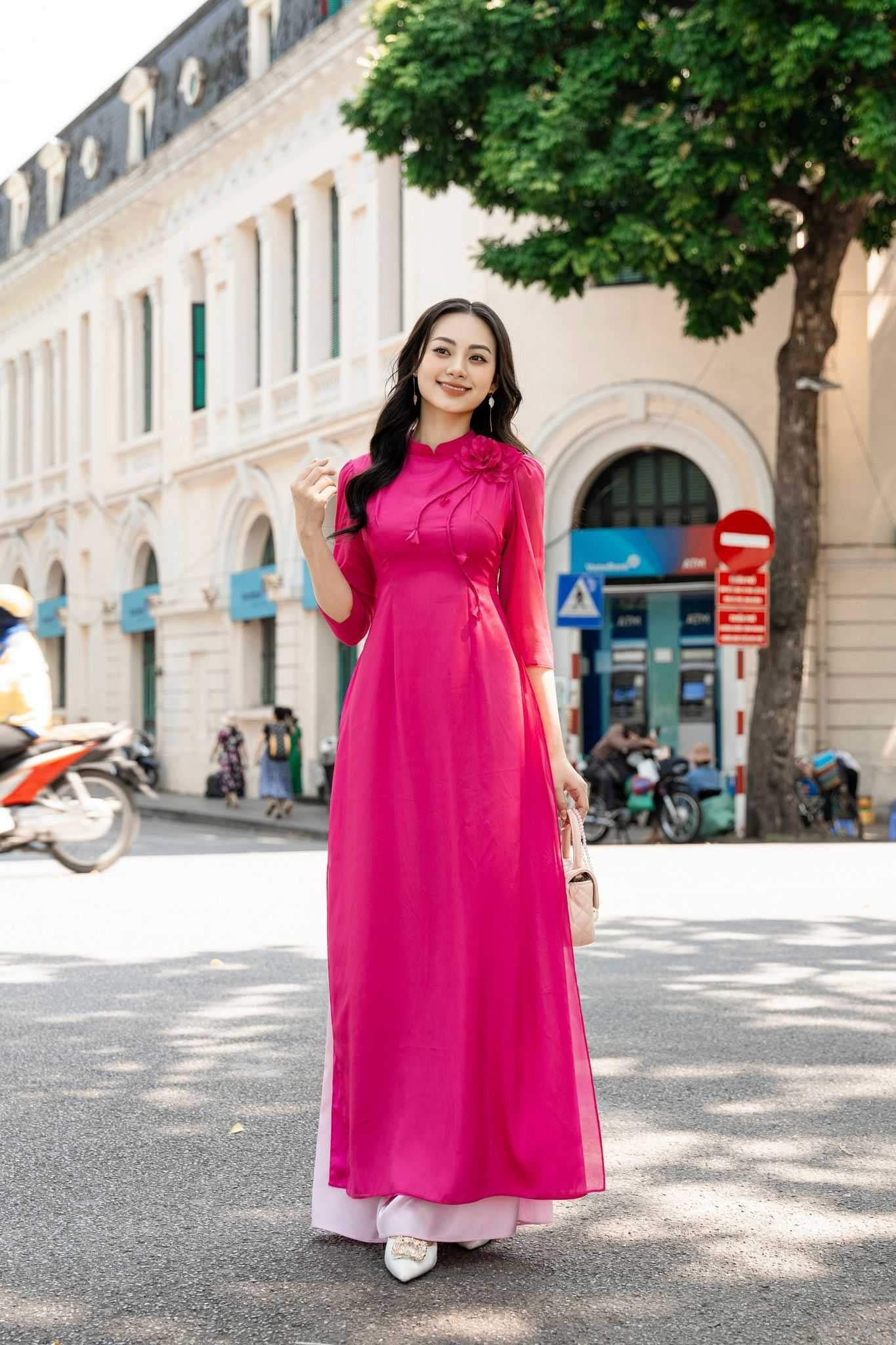 Áo dài hồng cánh sen