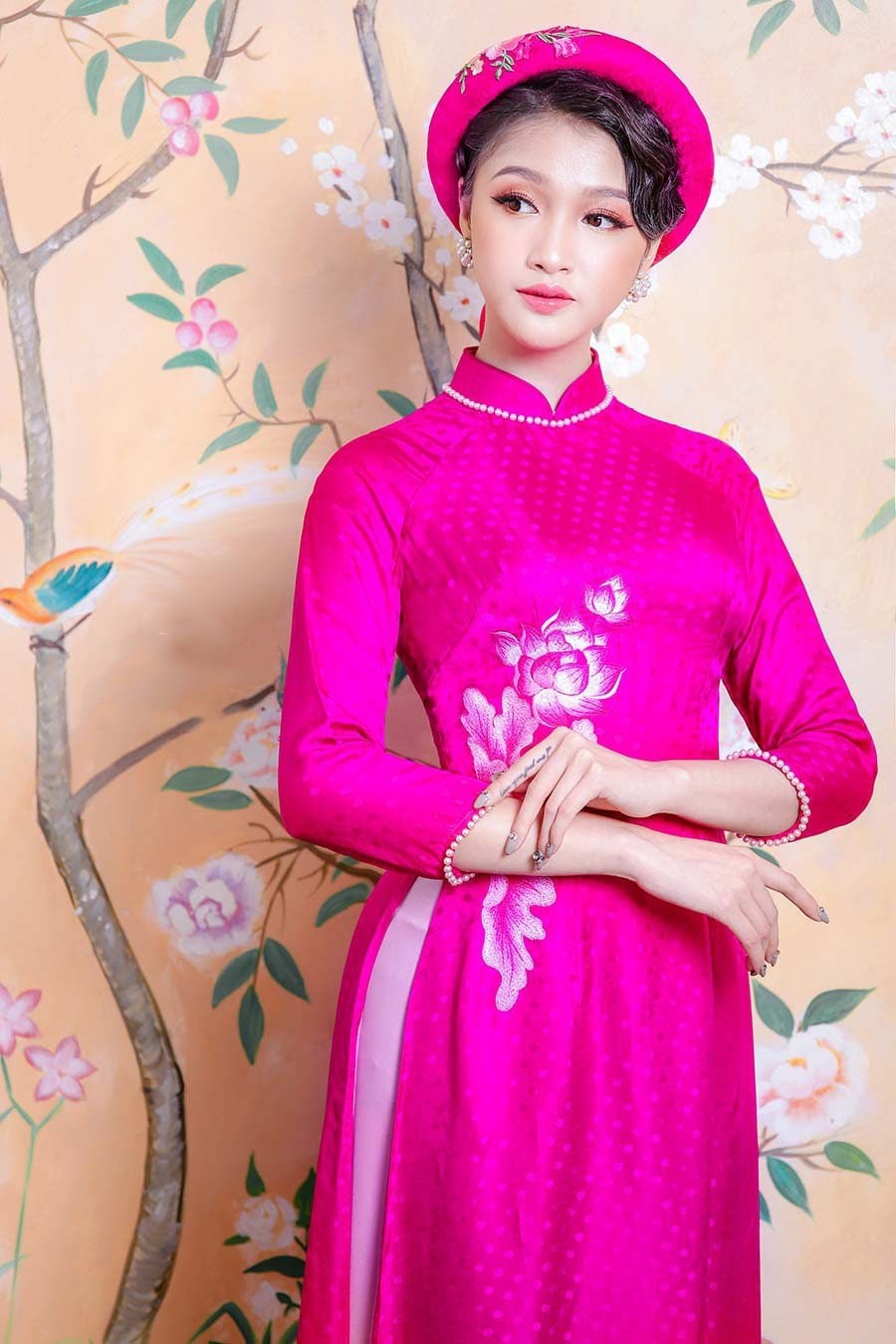 Áo dài thêu hoa sen