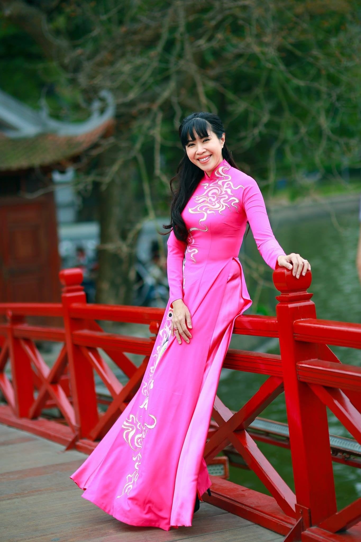 Áo dài hồng cánh sen