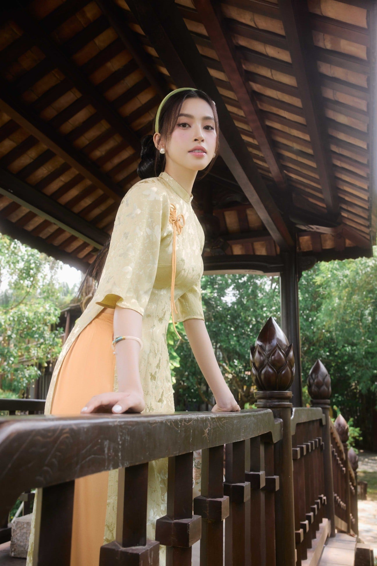 Tại sao áo dài màu xanh cốm lại là lựa chọn không thể bỏ qua?