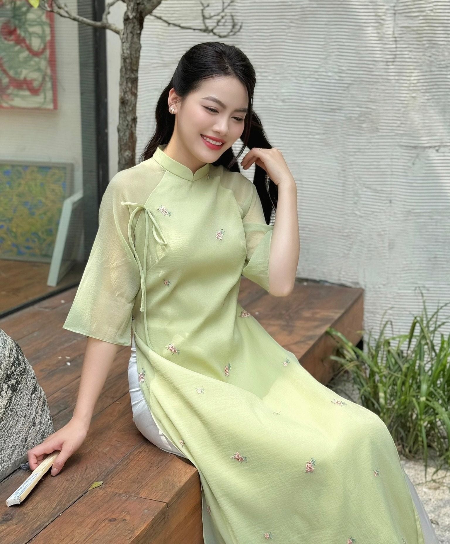 24. Áo dài voan kính thêu hoa nhí