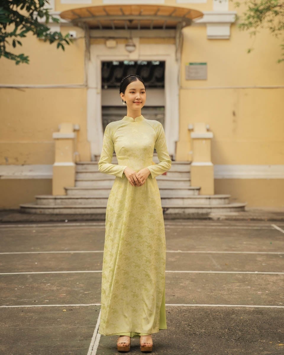 23. Áo dài gấm hoa 3D cổ điển