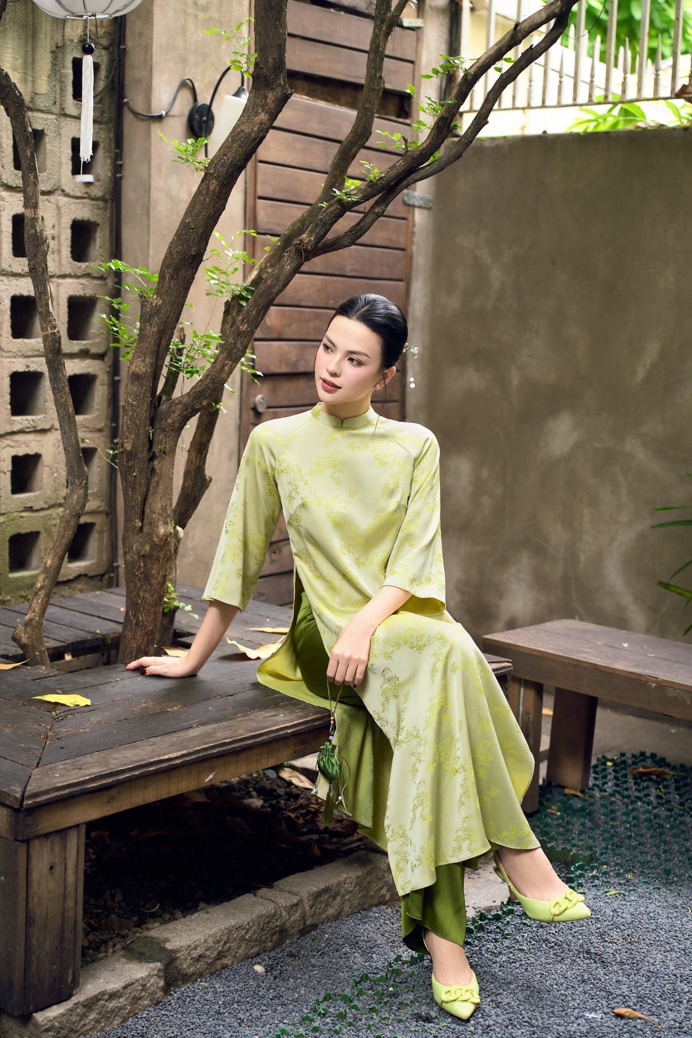 22. Áo dài gấm họa tiết trúc xanh