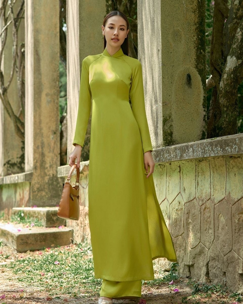 20. Áo dài lụa dáng suông tối giản