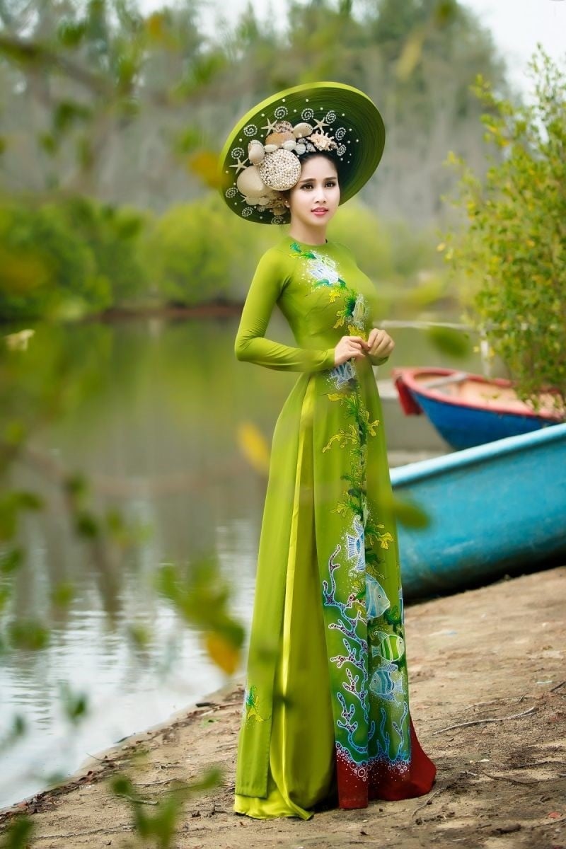 18. Áo dài vẽ phong cảnh đại dương