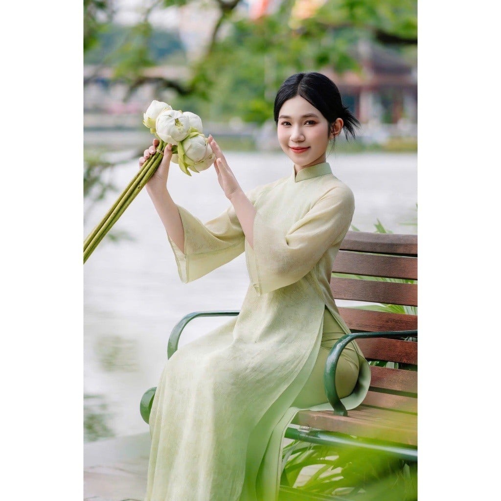 15. Áo dài lụa trơn tay loe dáng xưa