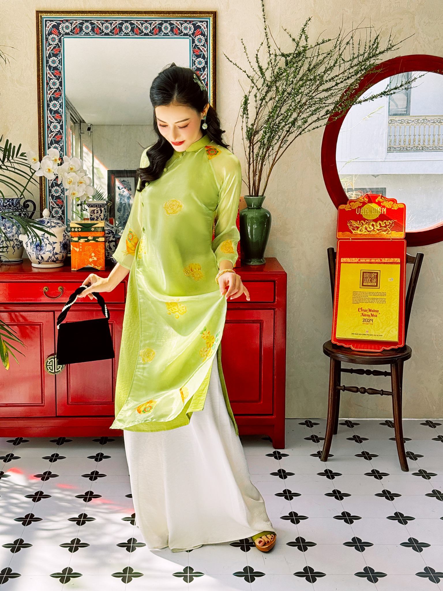 14. Áo dài tơ sống thêu hoa hồng vàng