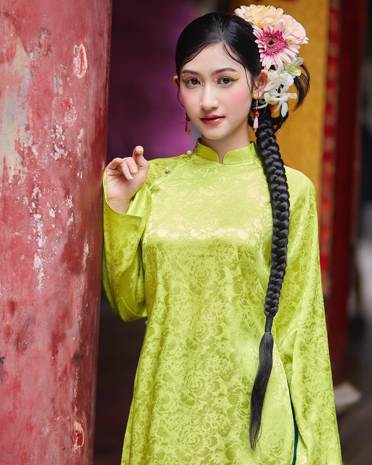 13. Áo dài gấm họa tiết hoa cúc dây