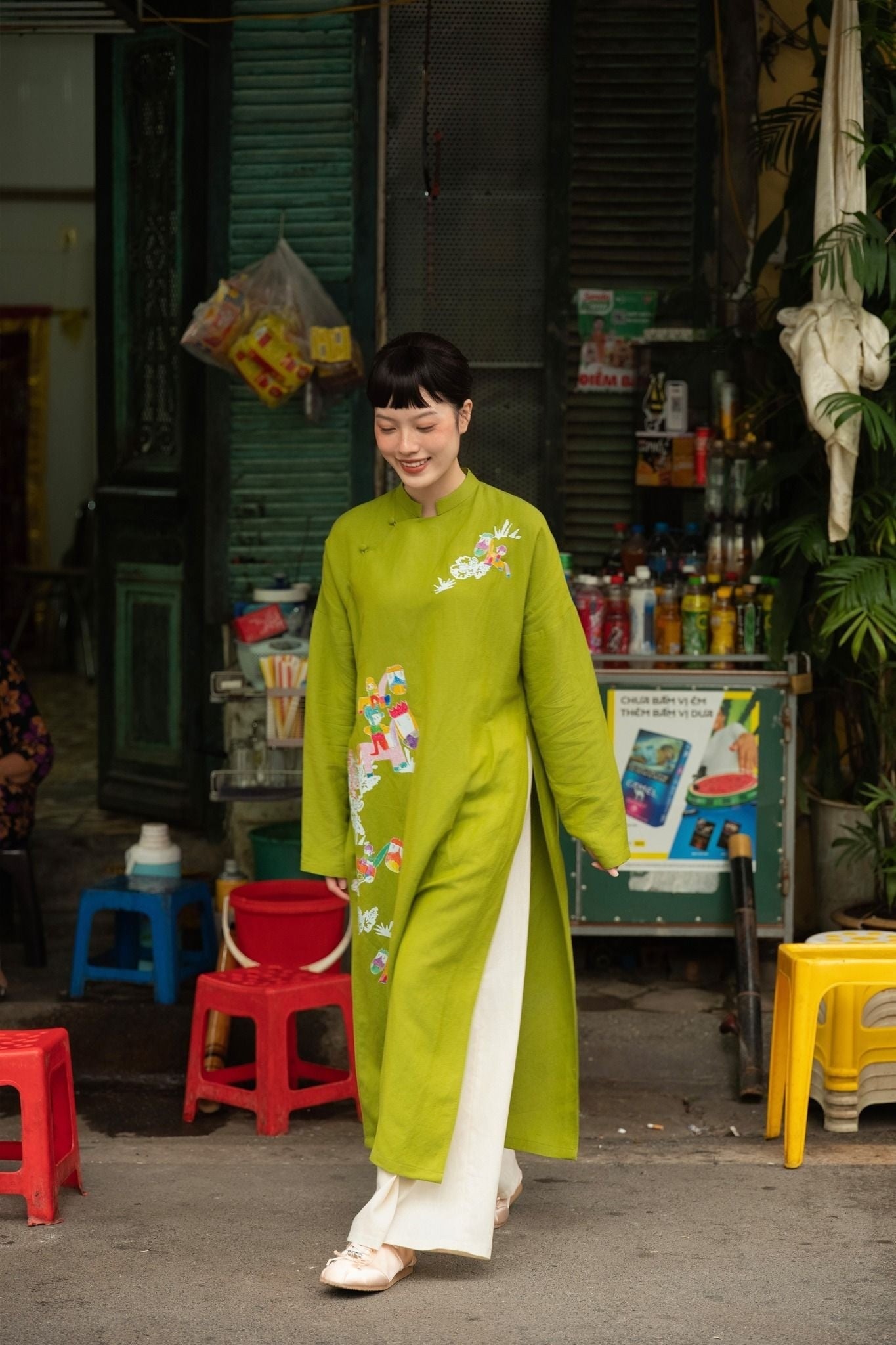 11. Áo dài linen thêu tranh dân gian