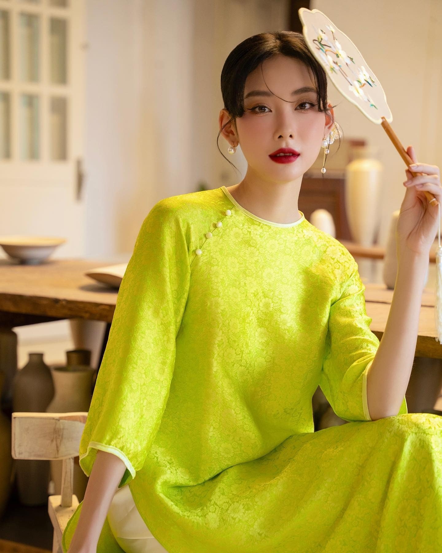 Một mái tóc được búi cao gọn gàng