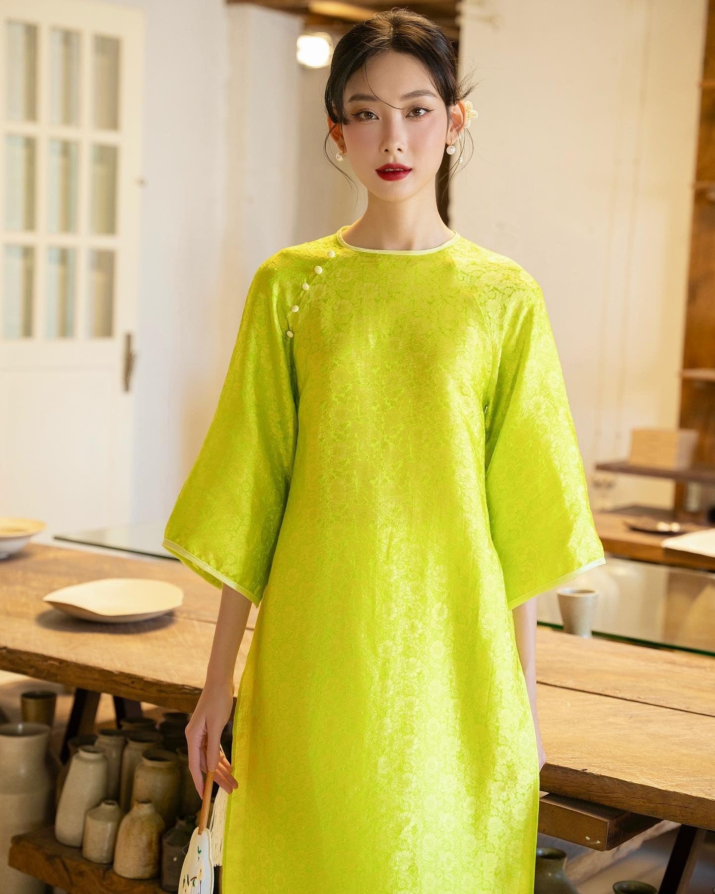 3. Áo dài cách tân tay lửng khuy cài lệch