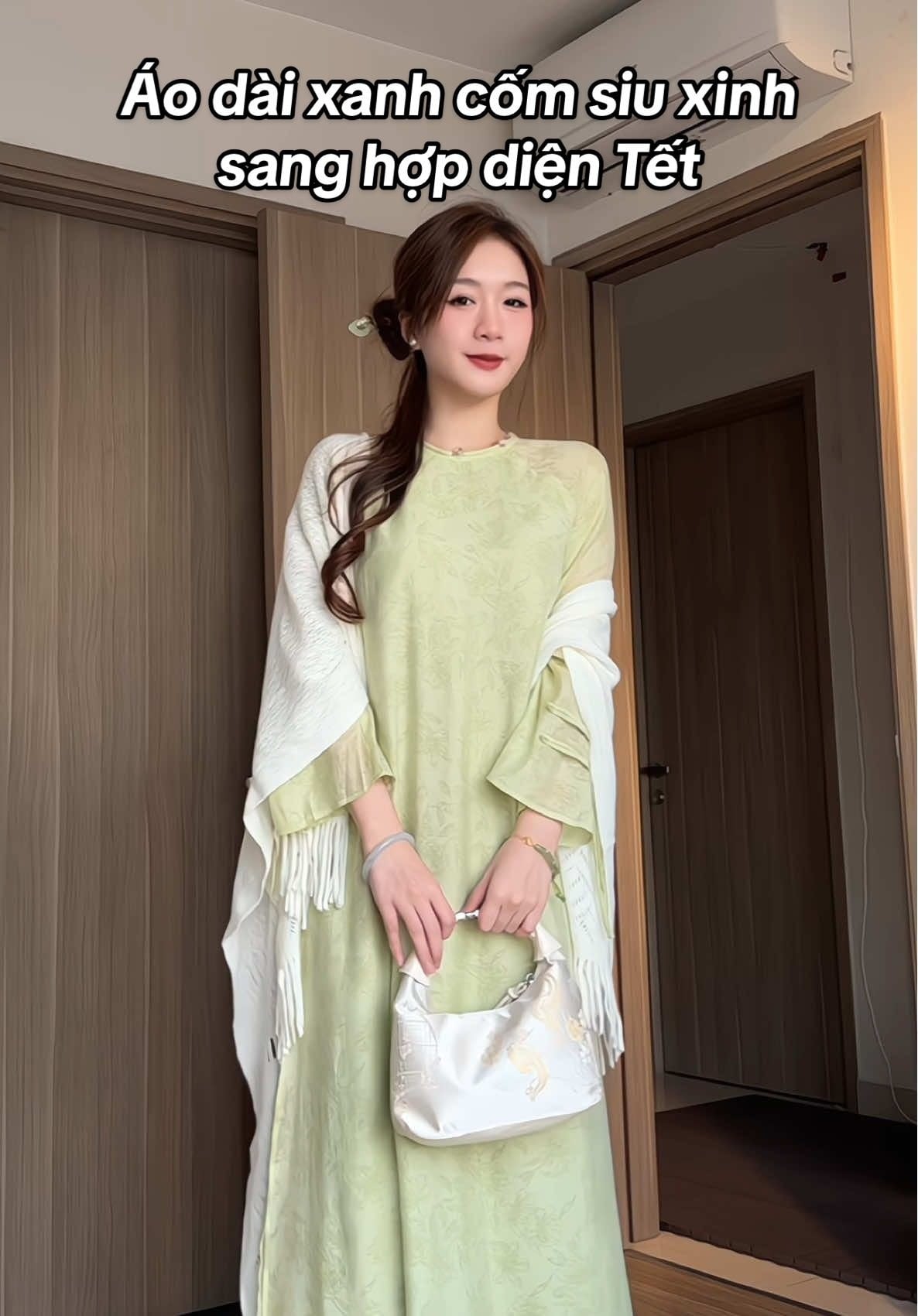 1. Áo dài xanh cốm dáng suông phối khăn choàng lông