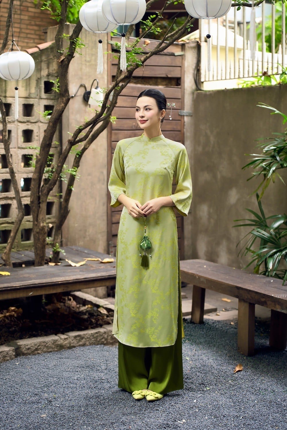 Áo dài màu xanh cốm mặc với quần màu gì?