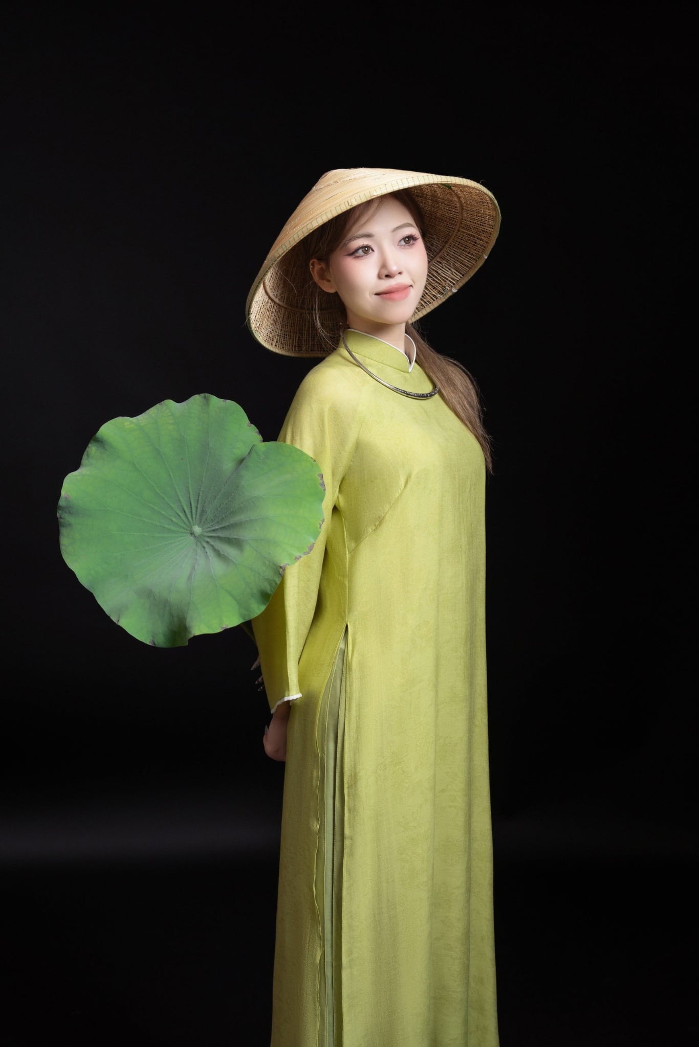 26. Áo dài lụa mộc phong cách thôn nữ