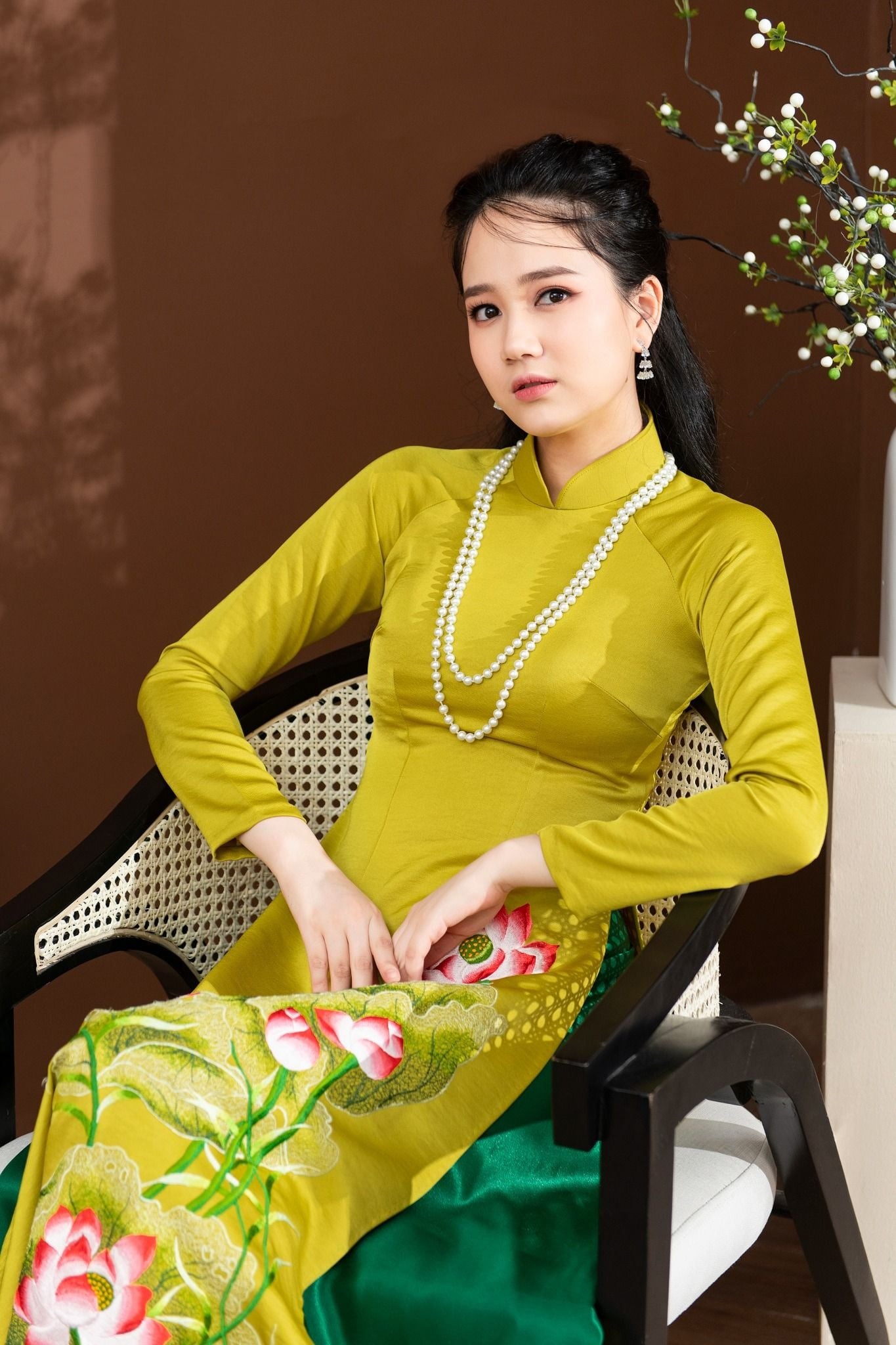 19. Áo dài gấm thêu hoa sen hồng