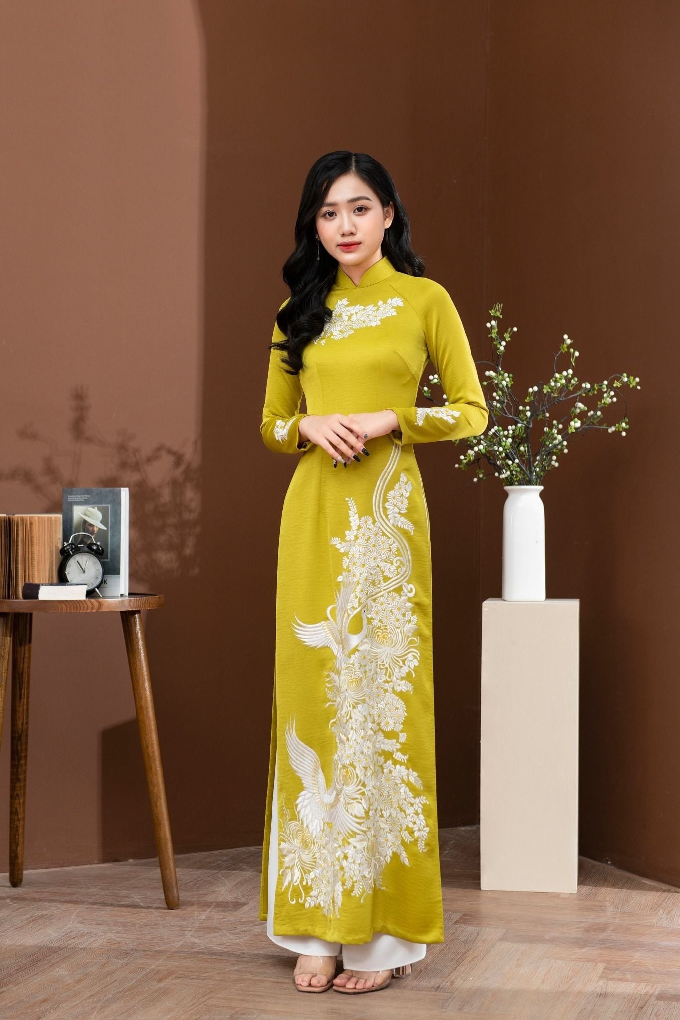 16. Áo dài thêu phượng hoàng quyền quý