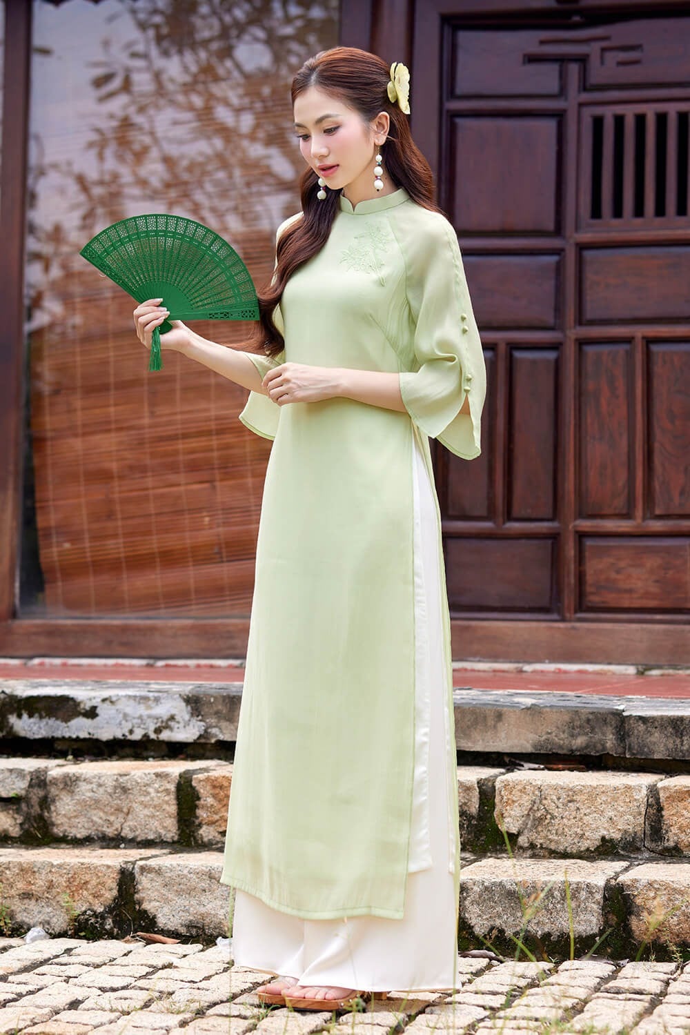 7. Áo dài voan tay loe thêu hoa ngực