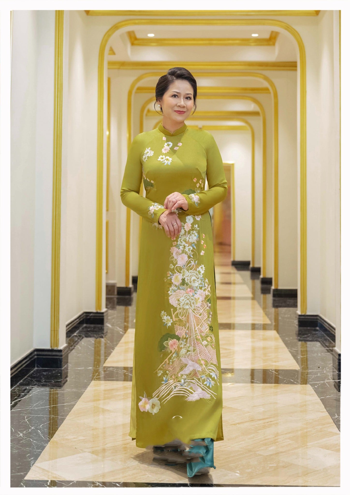 5. Áo dài bà sui thêu hoa dây sang trọng