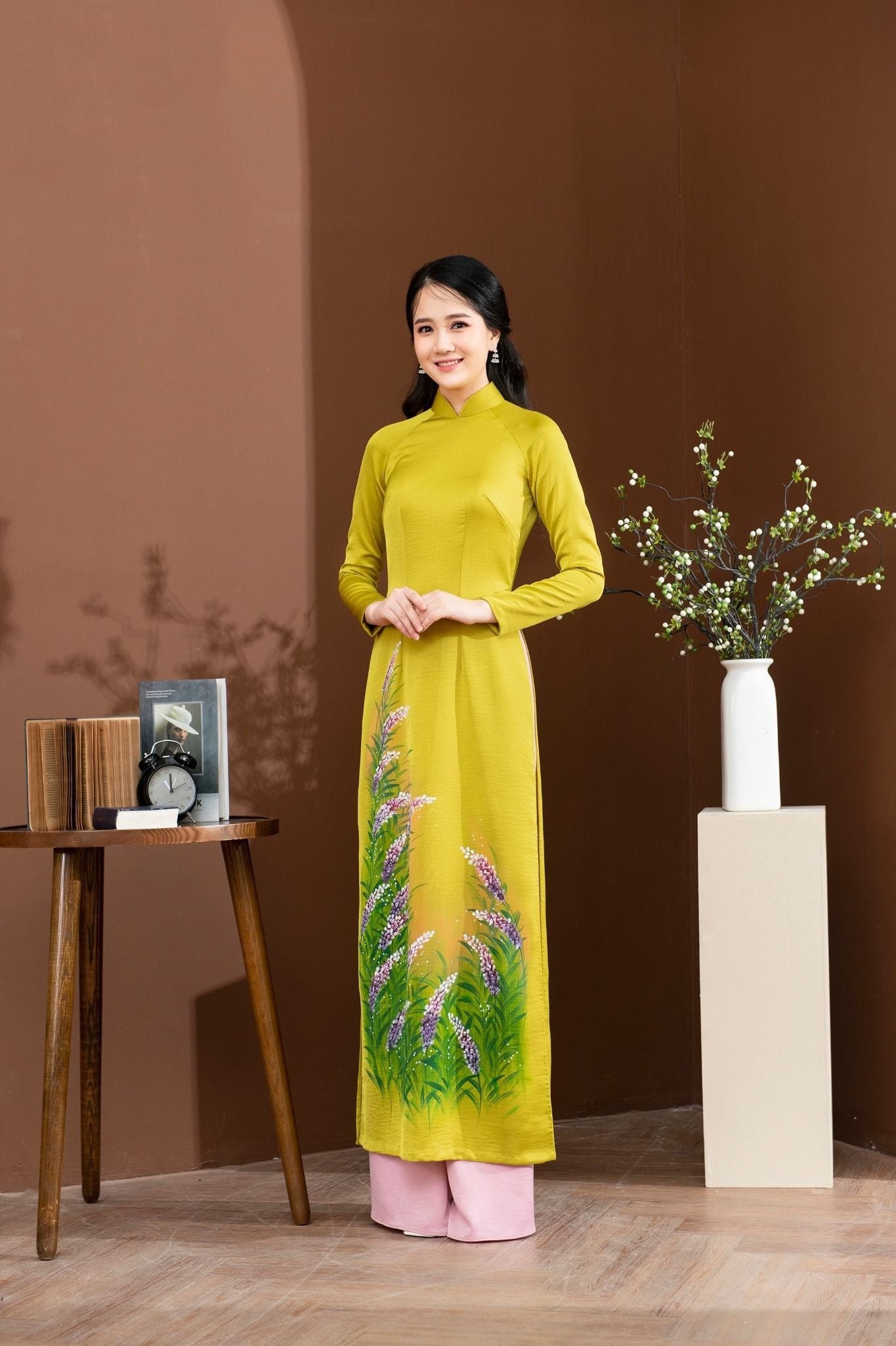 4. Áo dài xanh cốm vẽ hoa Oải Hương (Lavender)