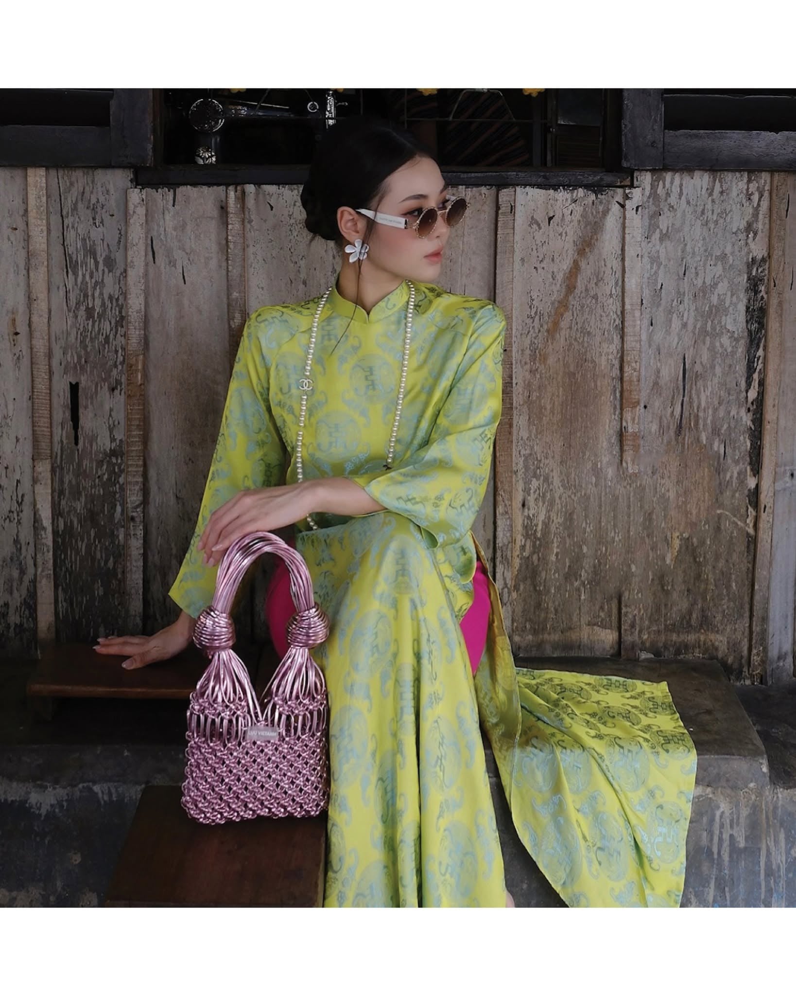 Áo dài màu xanh cốm mặc với quần màu gì?