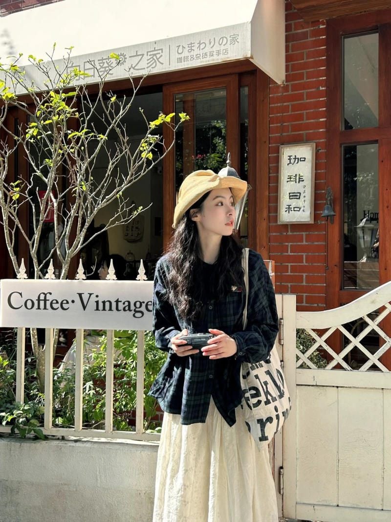 Nàng thơ vintage nhìn xa xăm