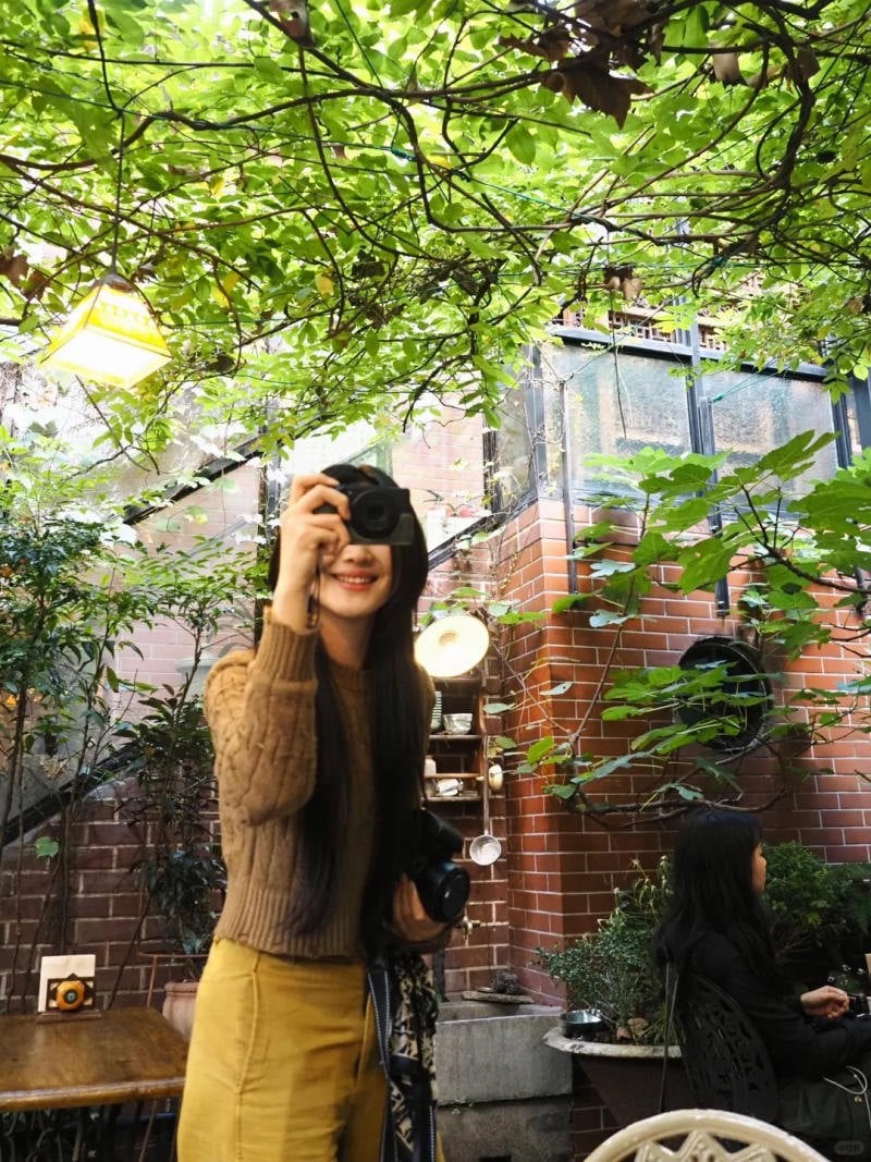 Nụ cười rạng rỡ hòa mình với thiên nhiên