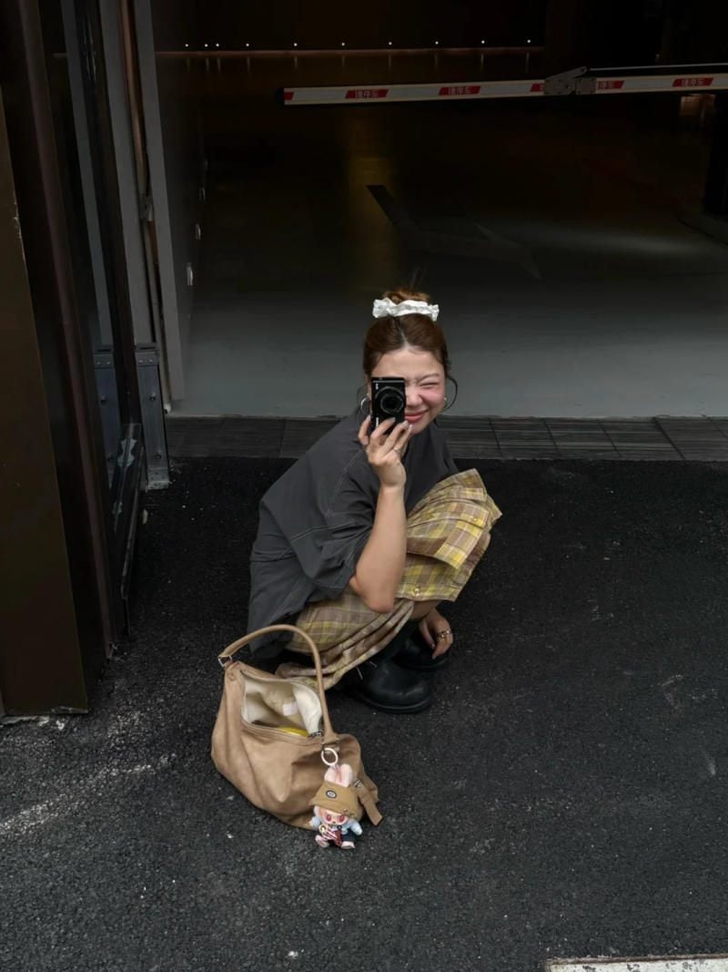 Dáng squat tinh nghịch trên phố