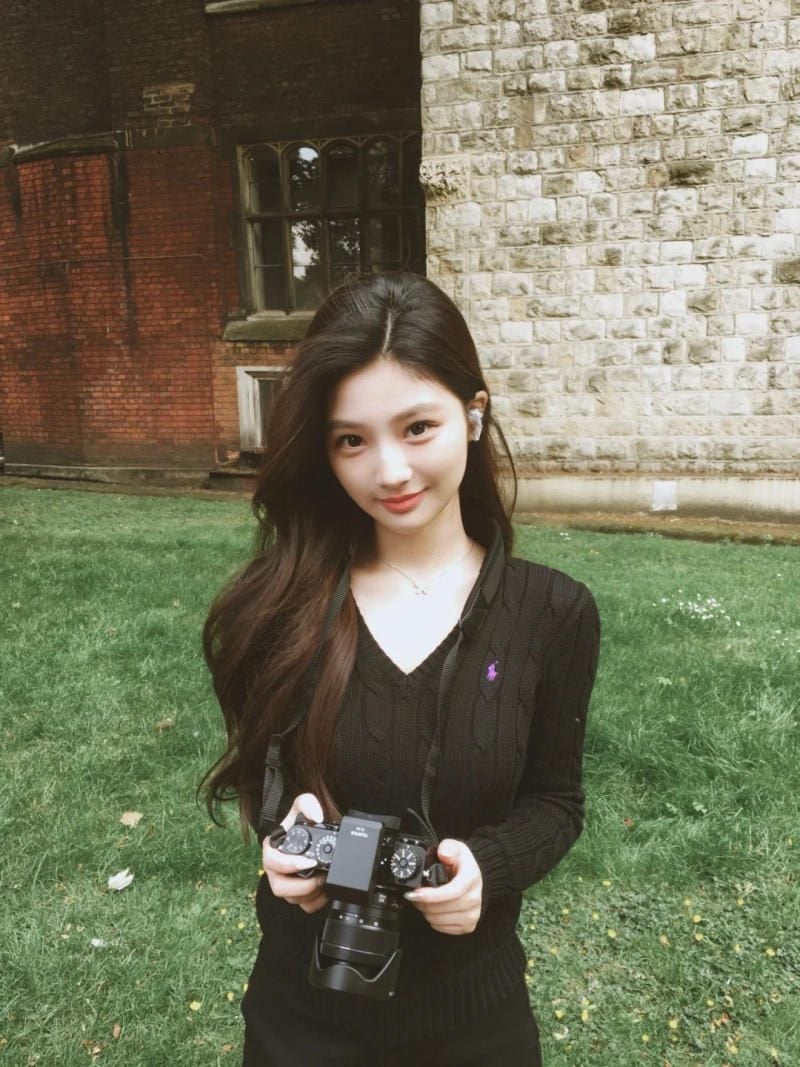 Dịu dàng nhìn vào ống kính