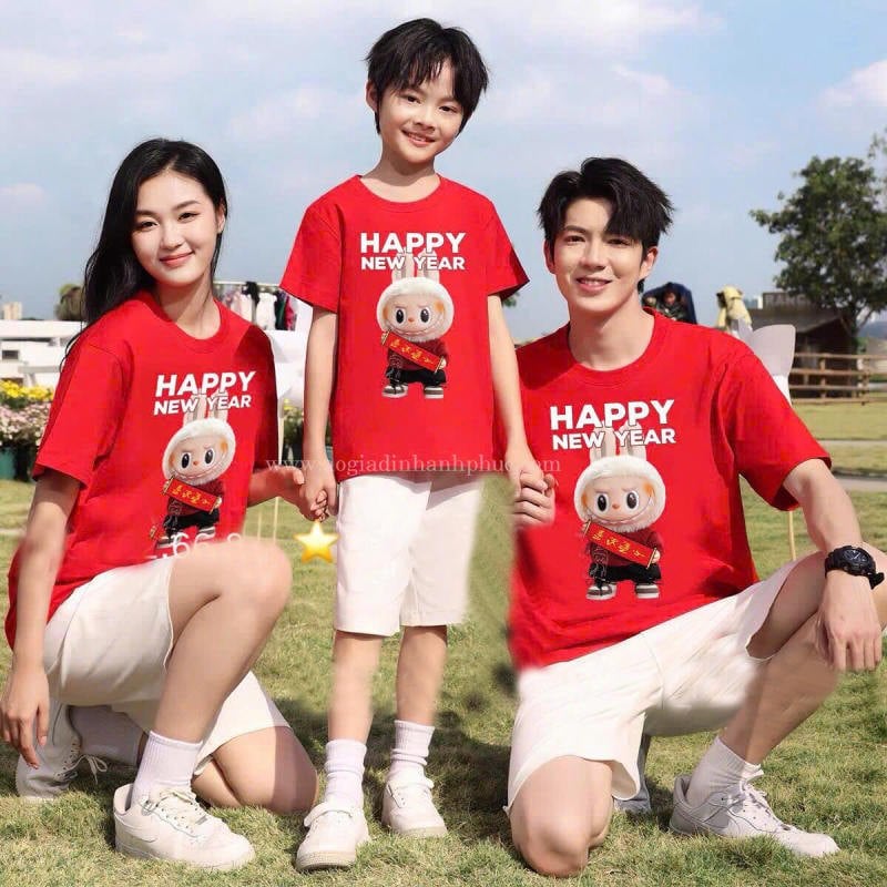 Mẫu áo gia đình in slogan và hình ảnh chibi độc đáo