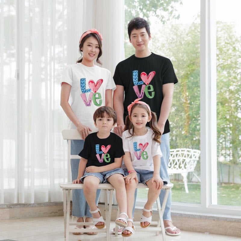 Mẫu áo gia đình in slogan và hình ảnh chibi độc đáo