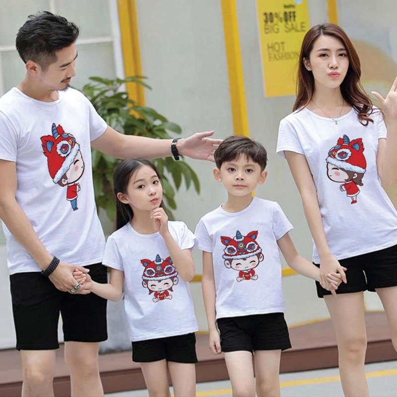 Mẫu áo gia đình in slogan và hình ảnh chibi độc đáo