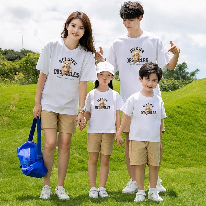 Mẫu áo gia đình in slogan và hình ảnh chibi độc đáo