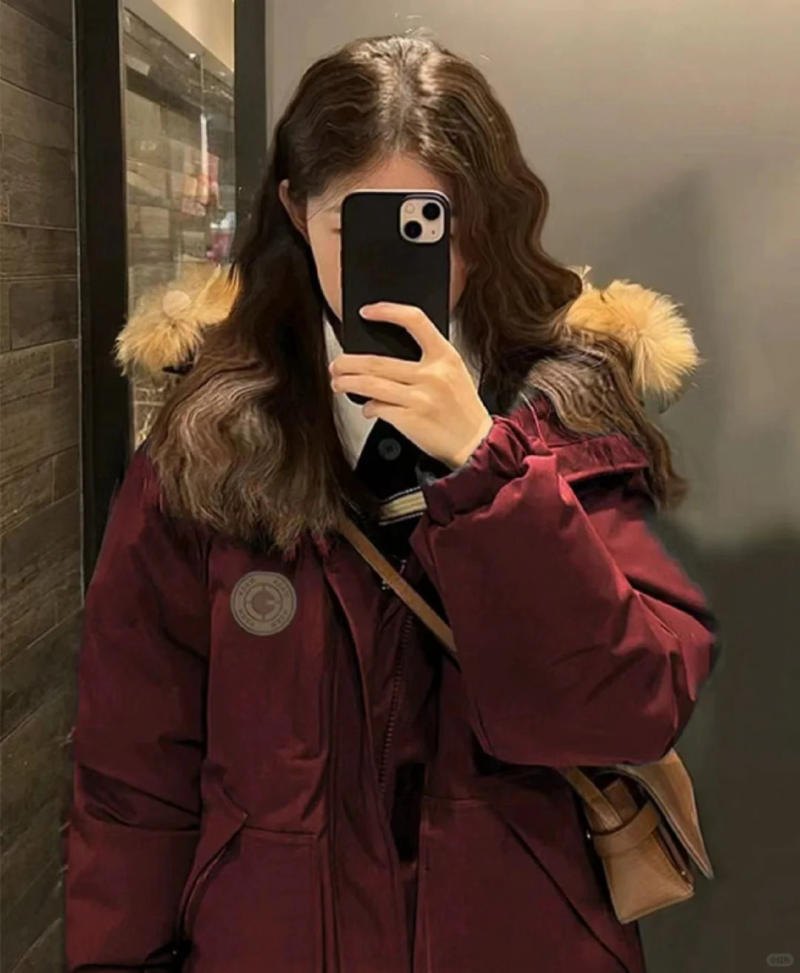 Các thiết kế cách điệu (chi tiết túi hộp, phối màu,...)