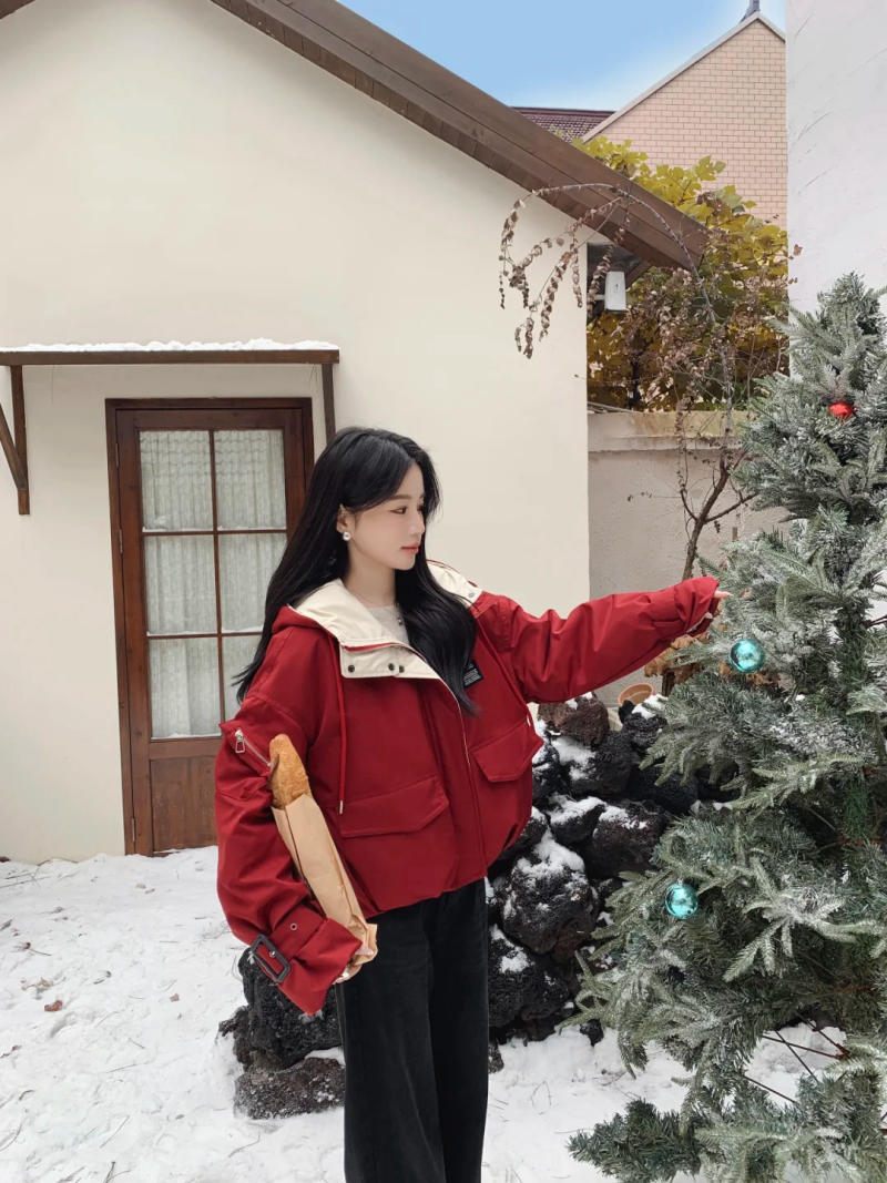 Các thiết kế cách điệu (chi tiết túi hộp, phối màu,...)