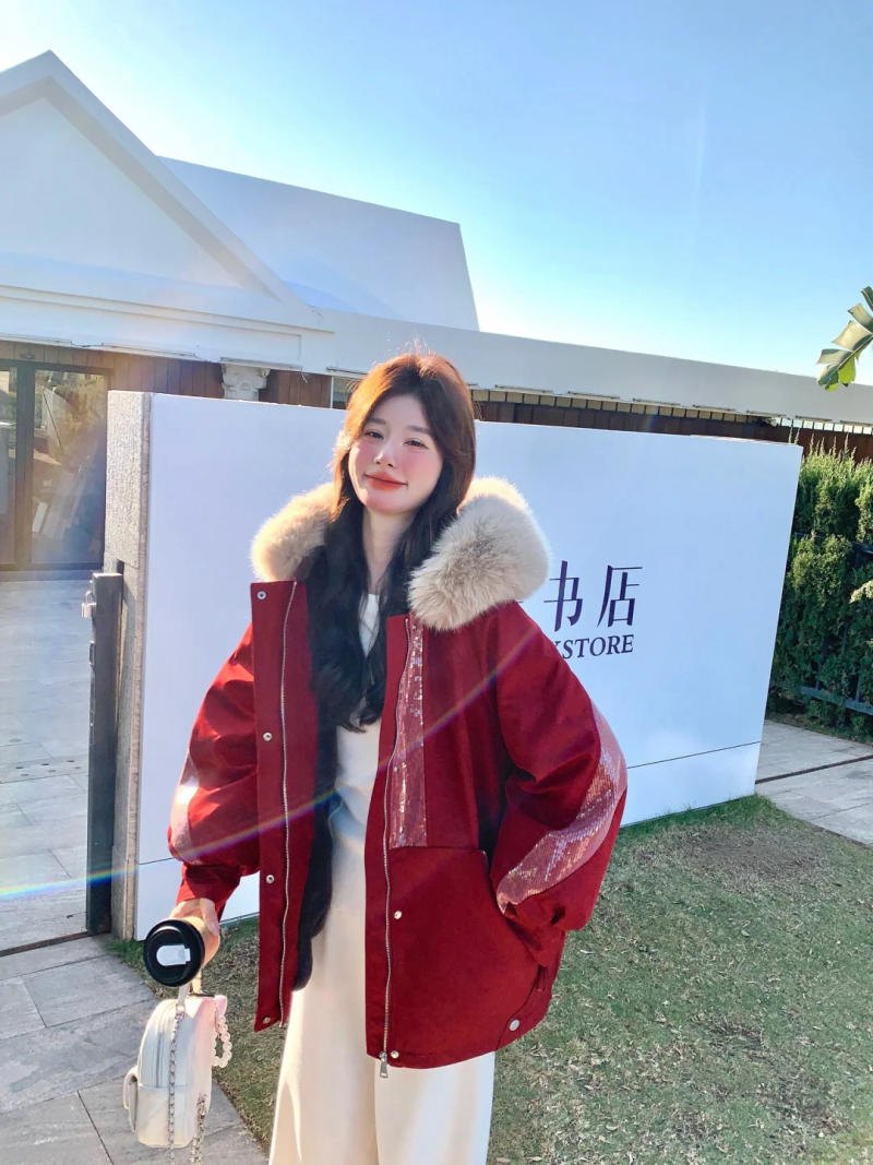 Các thiết kế cách điệu (chi tiết túi hộp, phối màu,...)