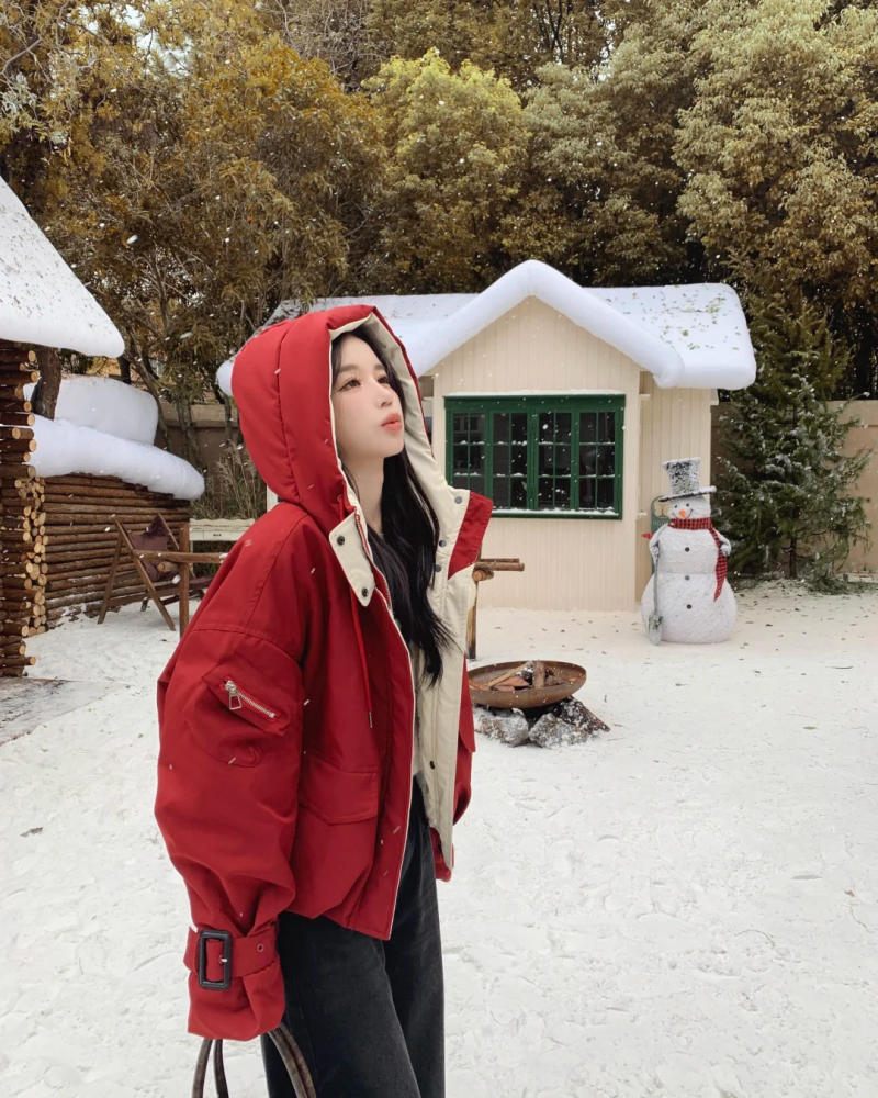 Các thiết kế cách điệu (chi tiết túi hộp, phối màu,...)