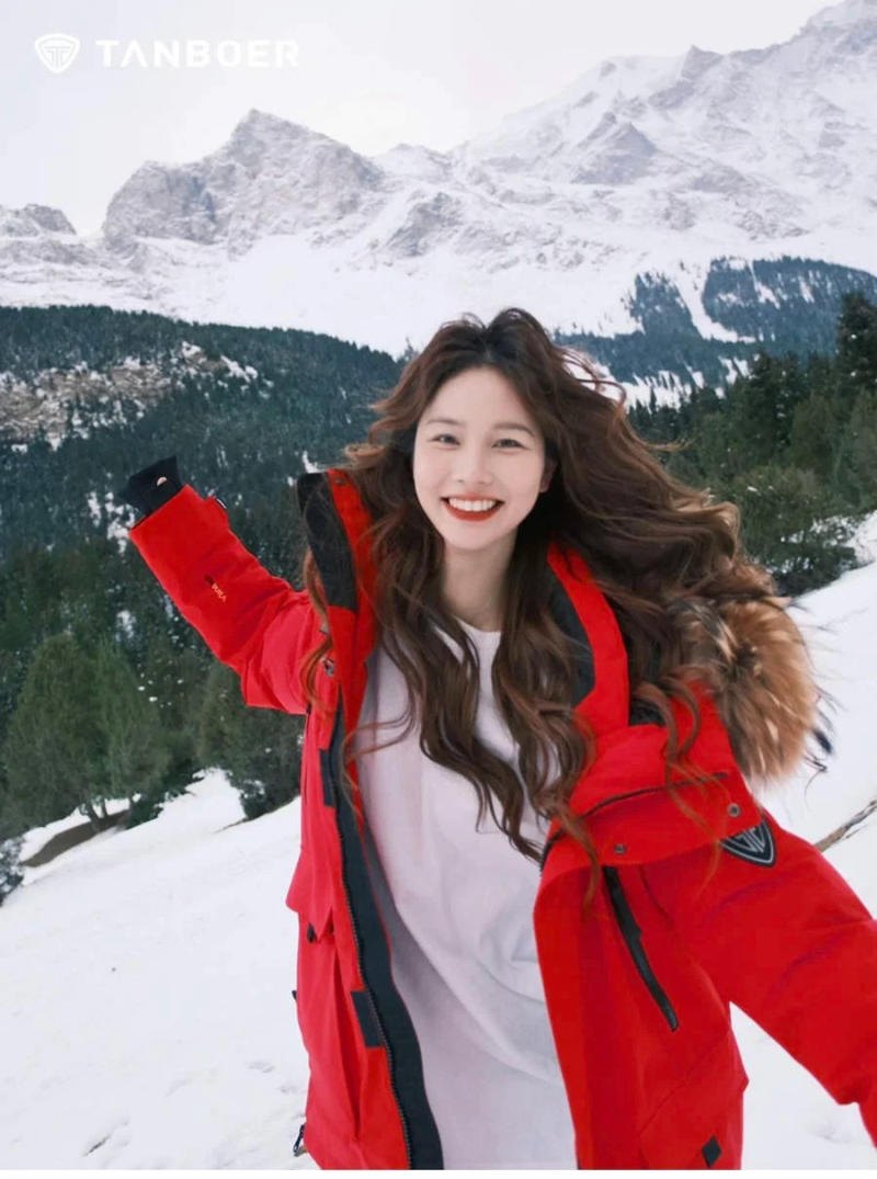 Các thiết kế cách điệu (chi tiết túi hộp, phối màu,...)