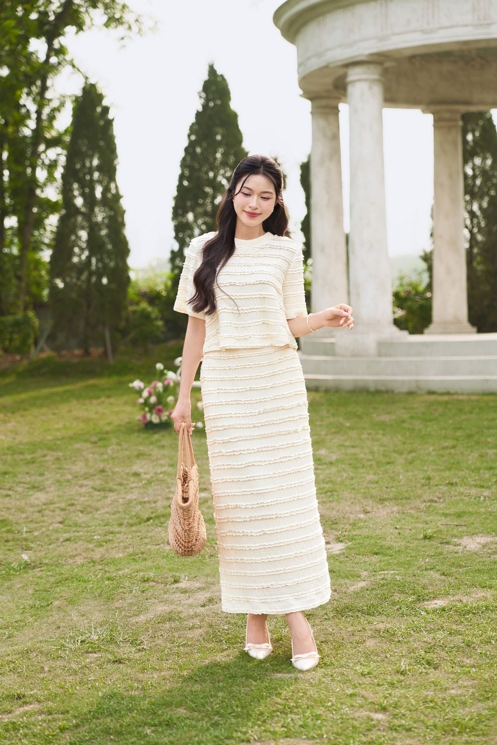 Áo blouse tay bồng và chân váy midi vintage