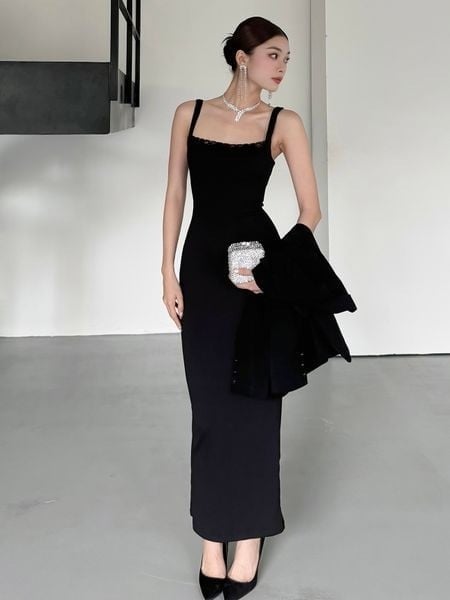 Đầm hai dây màu đen viền ren dáng dài thanh lịch